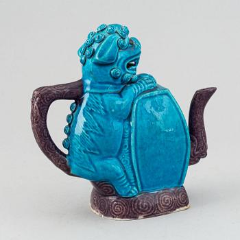 A Chinese Cadogan tea pot, 20th Century.