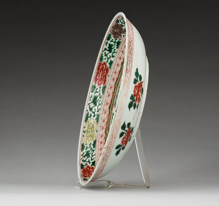 A famille verte charger, Qing dynasty, Kangxi (1662-1722).