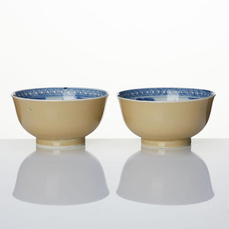 A pair of blue and white bowls. Qing dynasty, 18th century.