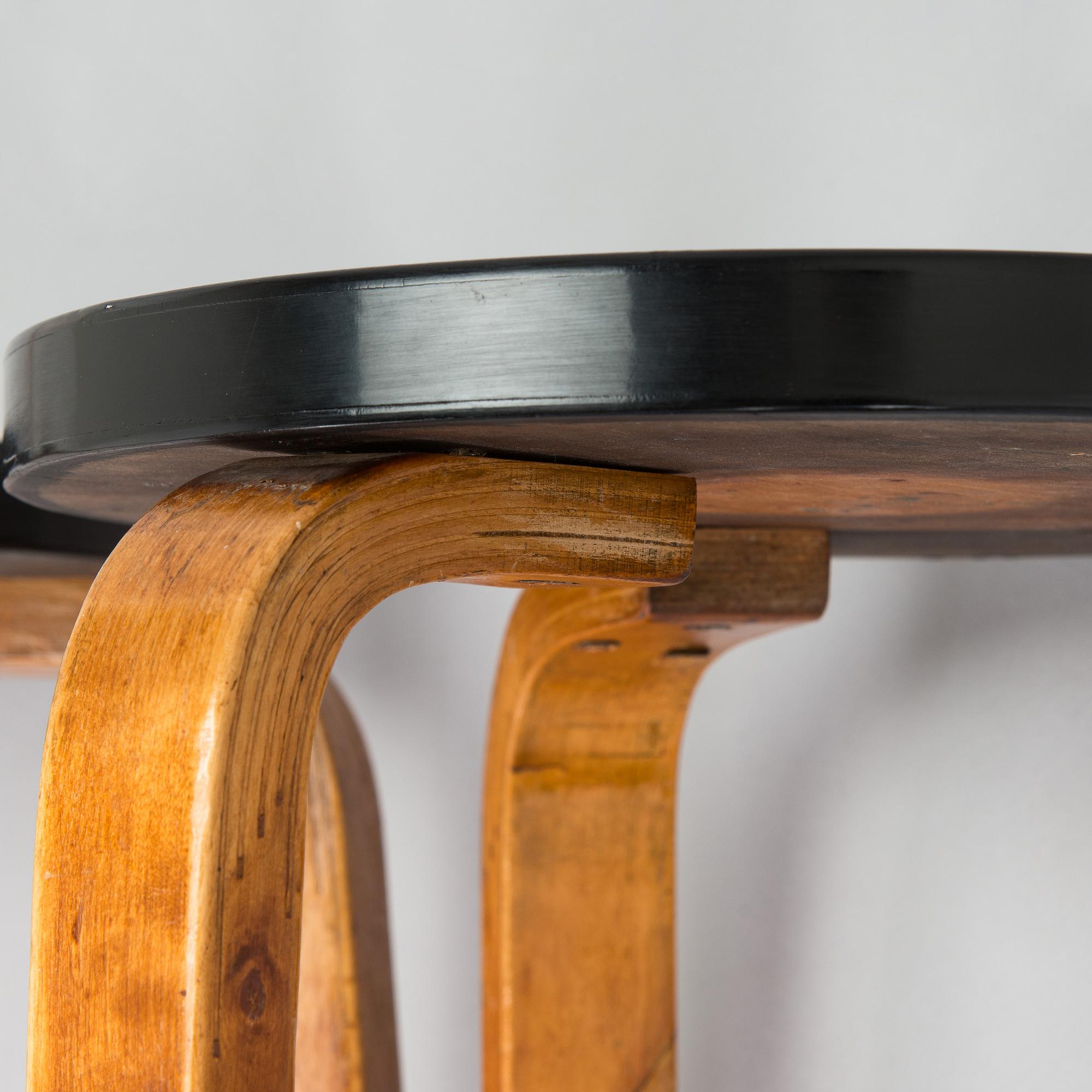Alvar Aalto, jakkarapari, malli 60, O.Y. Huonekalu-ja Rakennustyötehdas A.B, Finmar, Suomi, 1934–39.