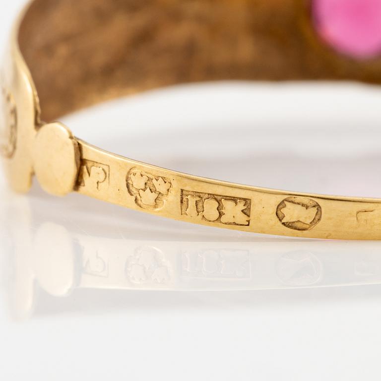 A pair of earrings in 18K gold with red glass, 9th century.