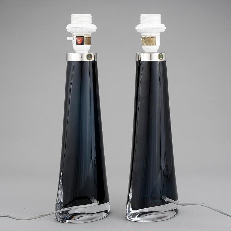 BORDSLAMPOR, ett par, glas. Carl Fagerlund för Orrefors, 1960-tal.