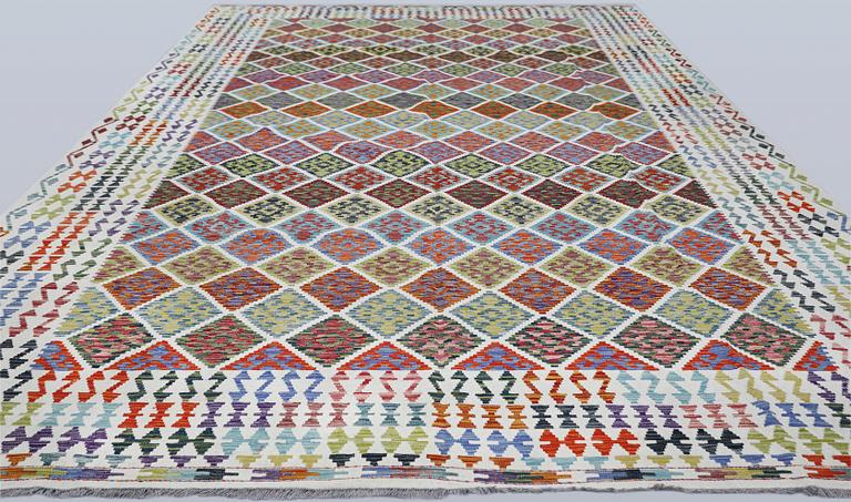 A Kilim carpet, approx. 487 x 310 cm.