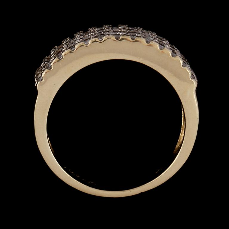 RING, 14K guld med 52 briljantslipade diamanter, ca 1.00 ct, utländska stämplar. Vikt 6,3 g.