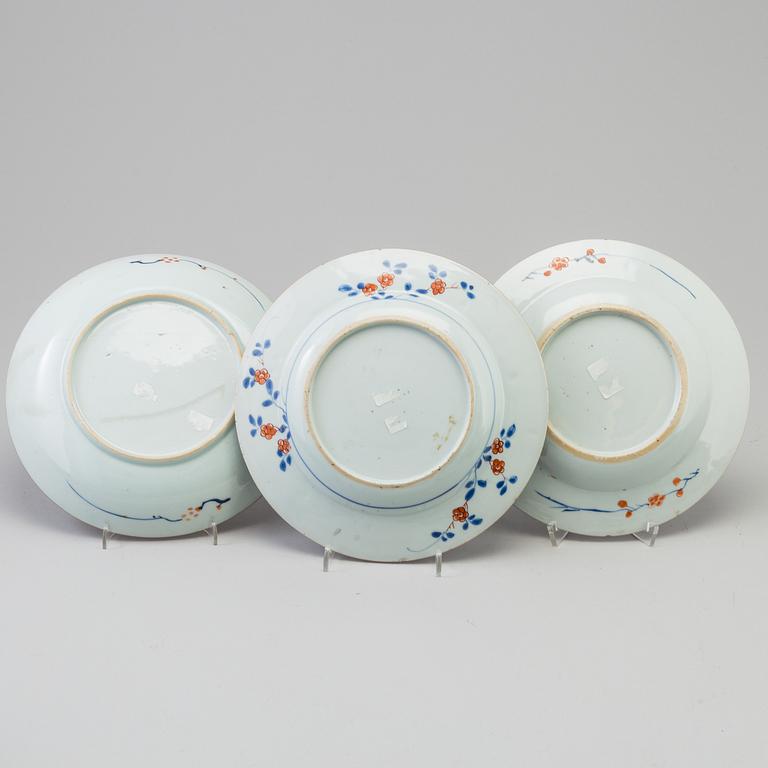 Three imari export porcelain dishes, Qing dynasty, early 18th century.