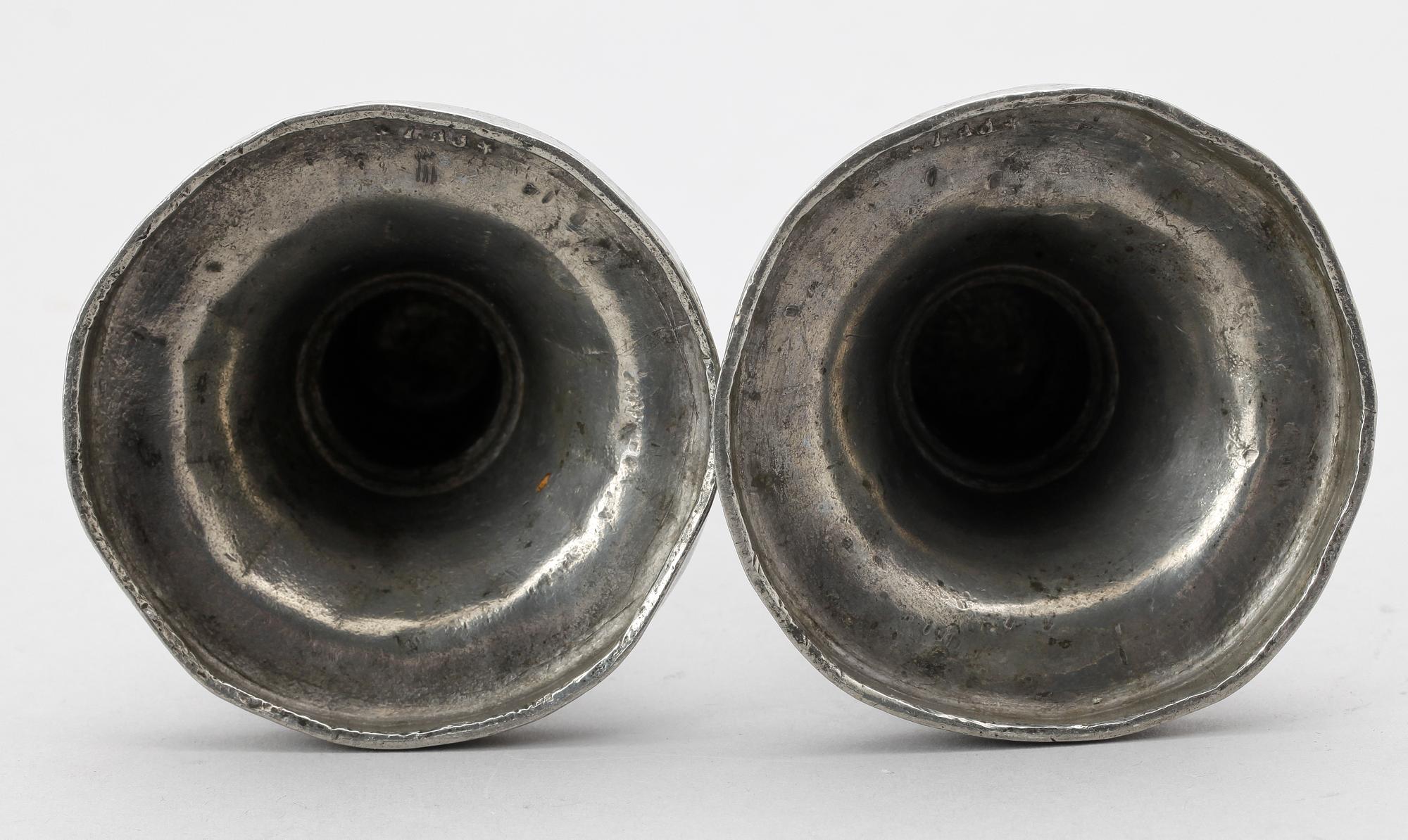 LJUSSTAKAR, ett par, tenn, sengustavianska, omkring år 1800.