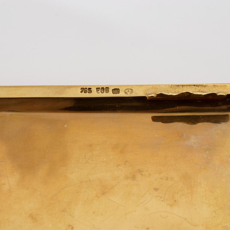 An 18K gold cigarette box.