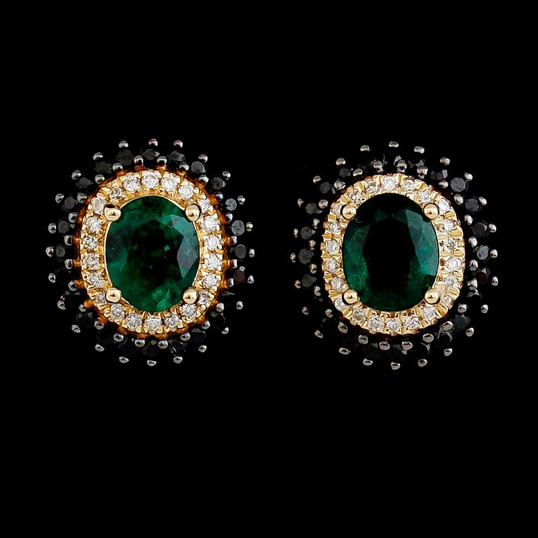 ÖRHÄNGEN, 1 par, 18 k guld, smaragder tot ca 1.18 ct och diamanter tot ca 0.61 ct.