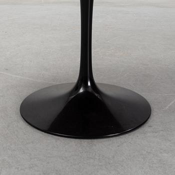 Eero Saarinen, soffbord, "Tulip", undertill brickmärkt KnollStudio Eero Saarinen. Modellen formgiven 1956.