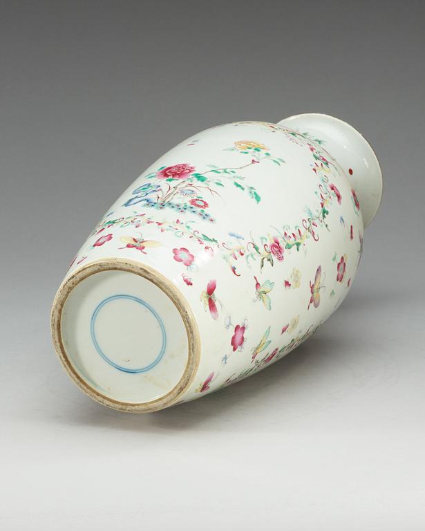 A famille rose vase, Qing dynasty, 19th Century.