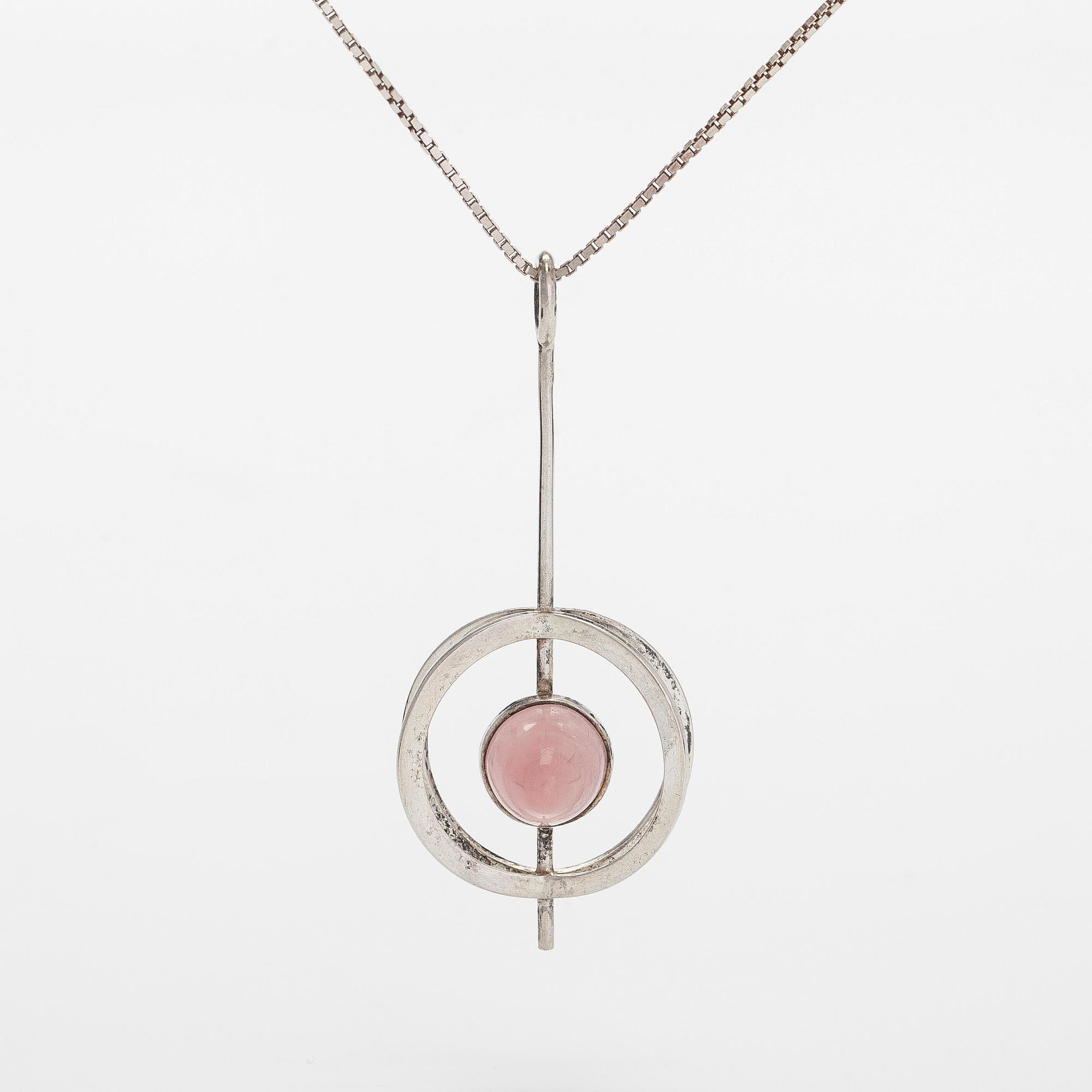 Elis Kauppi, hänge, silver och rosenkvarts. Kupittaan Kulta, Åbo. Med kedja i sterlingsilver.