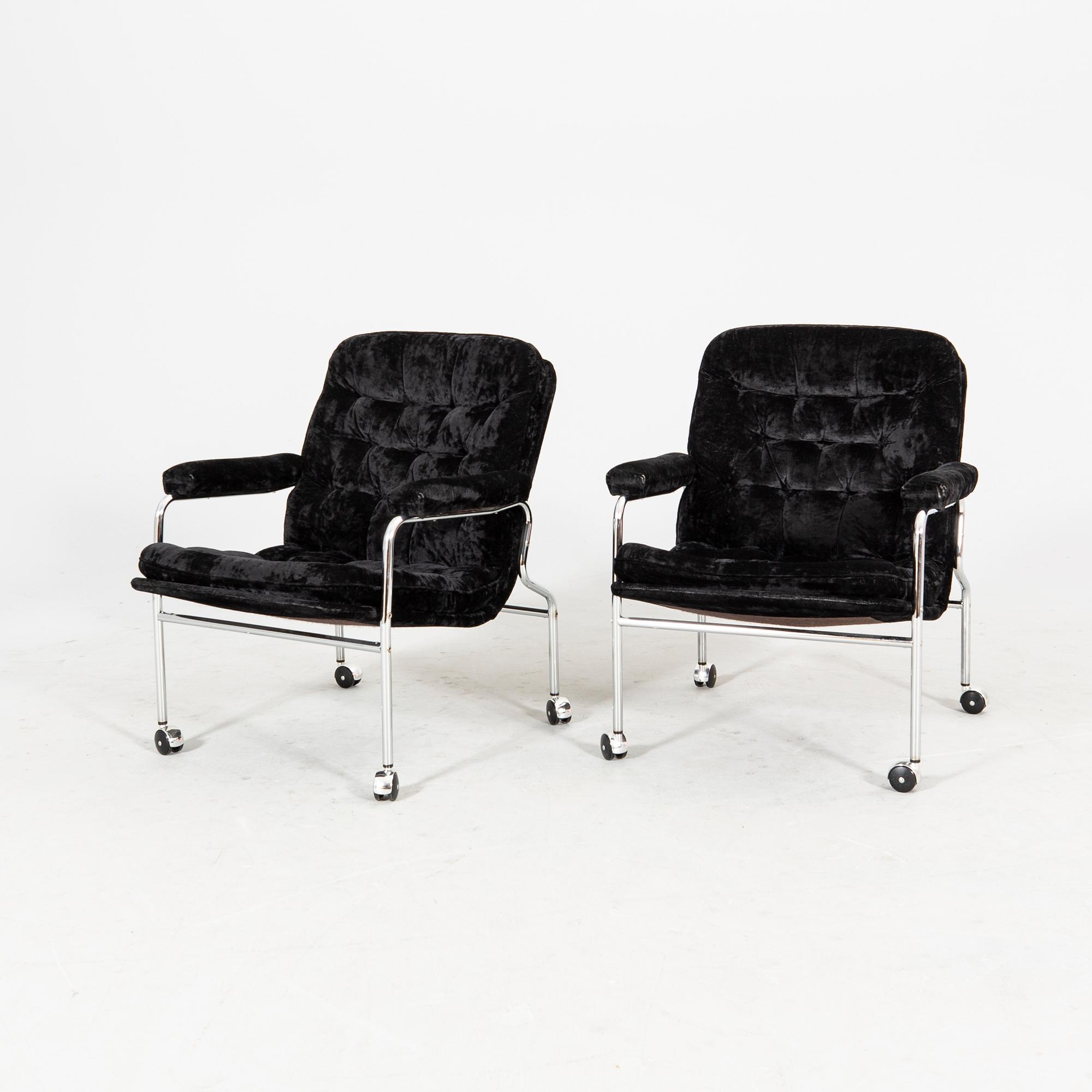A pair of chrome and fabric 1970/80s armchairs.
