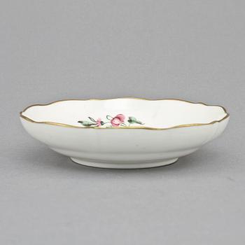 KAFFEKOPPAR MED FAT, 5 st samt FAT, porslin, Rörstrand, omkring 1890.