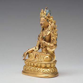 VIT TARA, förgylld kopparlegering. Tibetokinesisk, 1700-tal.