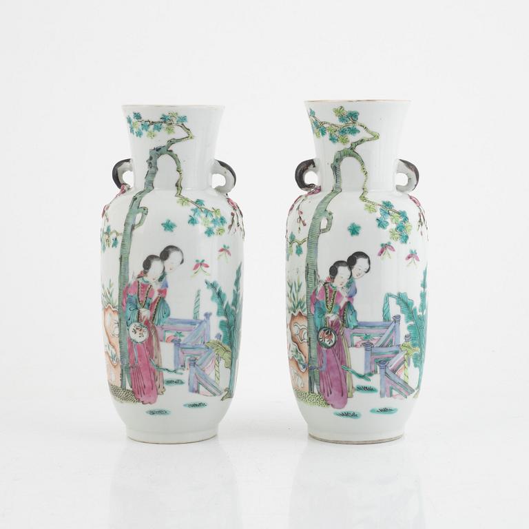 A pair of Chinese famille rose vases, first part of the 20th century.