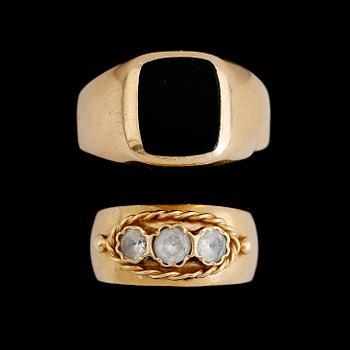 RINGAR, 2 st, 18K guld, med onyx och  3 st vita stenar. Total vikt ca 10 g.