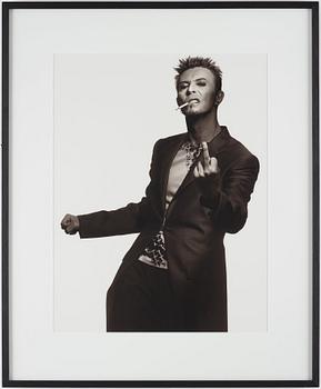 Albert Watson, "David Bowie, The Finger, New York City, 1996".