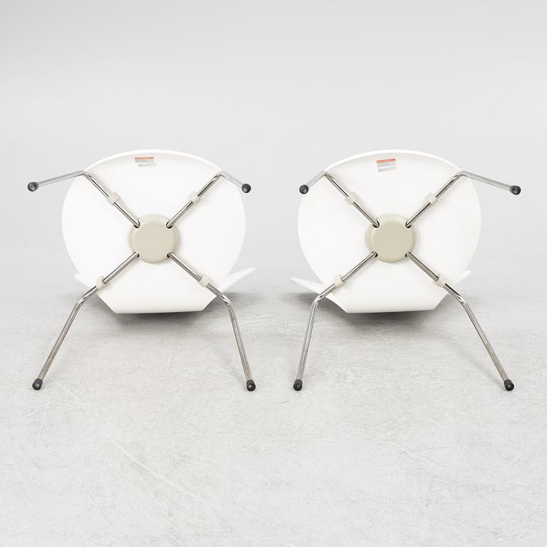 Arne Jacobsen, a pair of model 'Seven' chairs, Fritz Hansen, Denmark 2007.