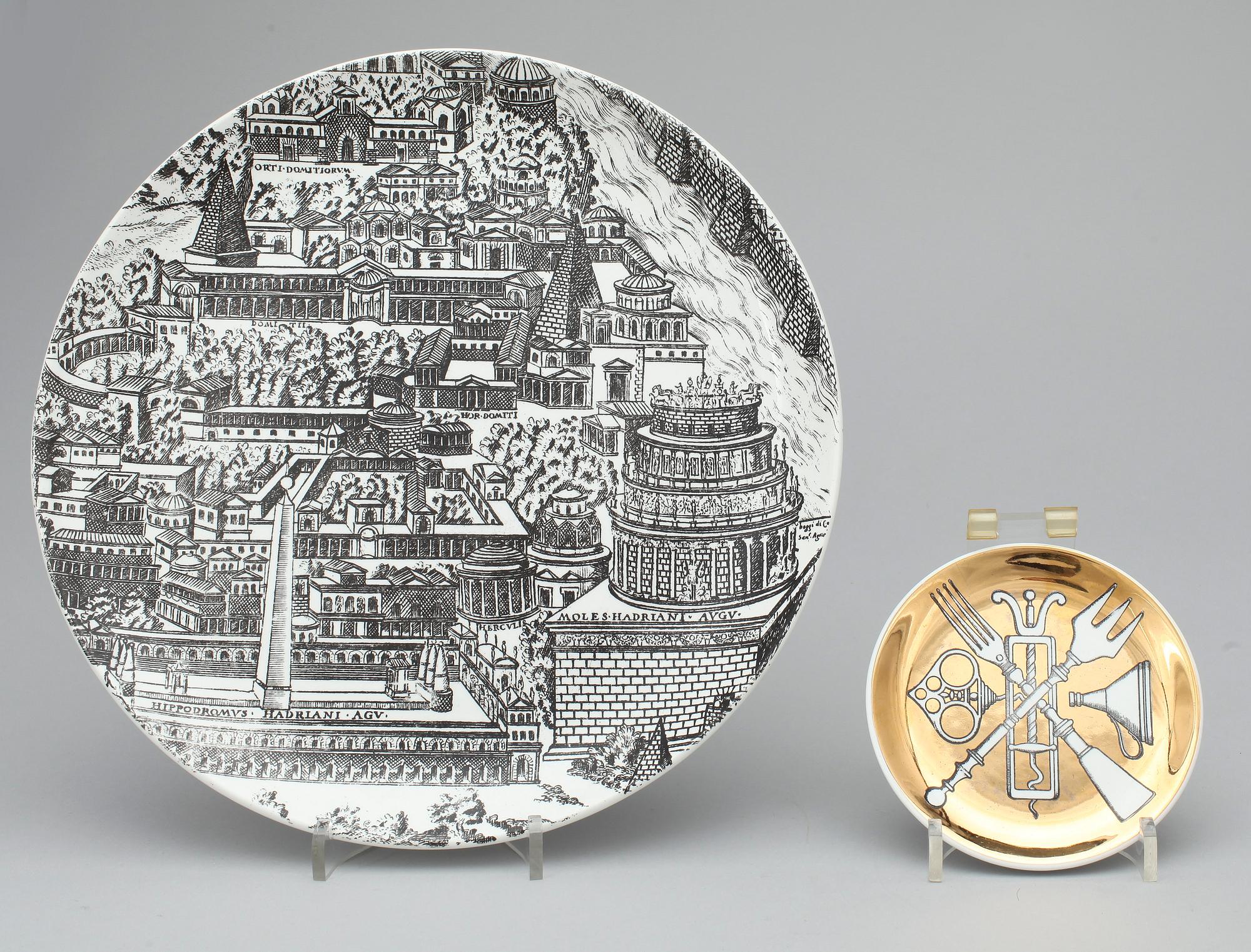 TALLRIKAR samt COASTERS, 2 + 4, flintgods, Fornasetti, Milano.