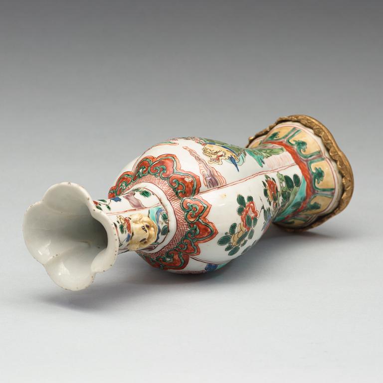 VAS, porslin. Qingdynastin, Kangxi (1662-1722).