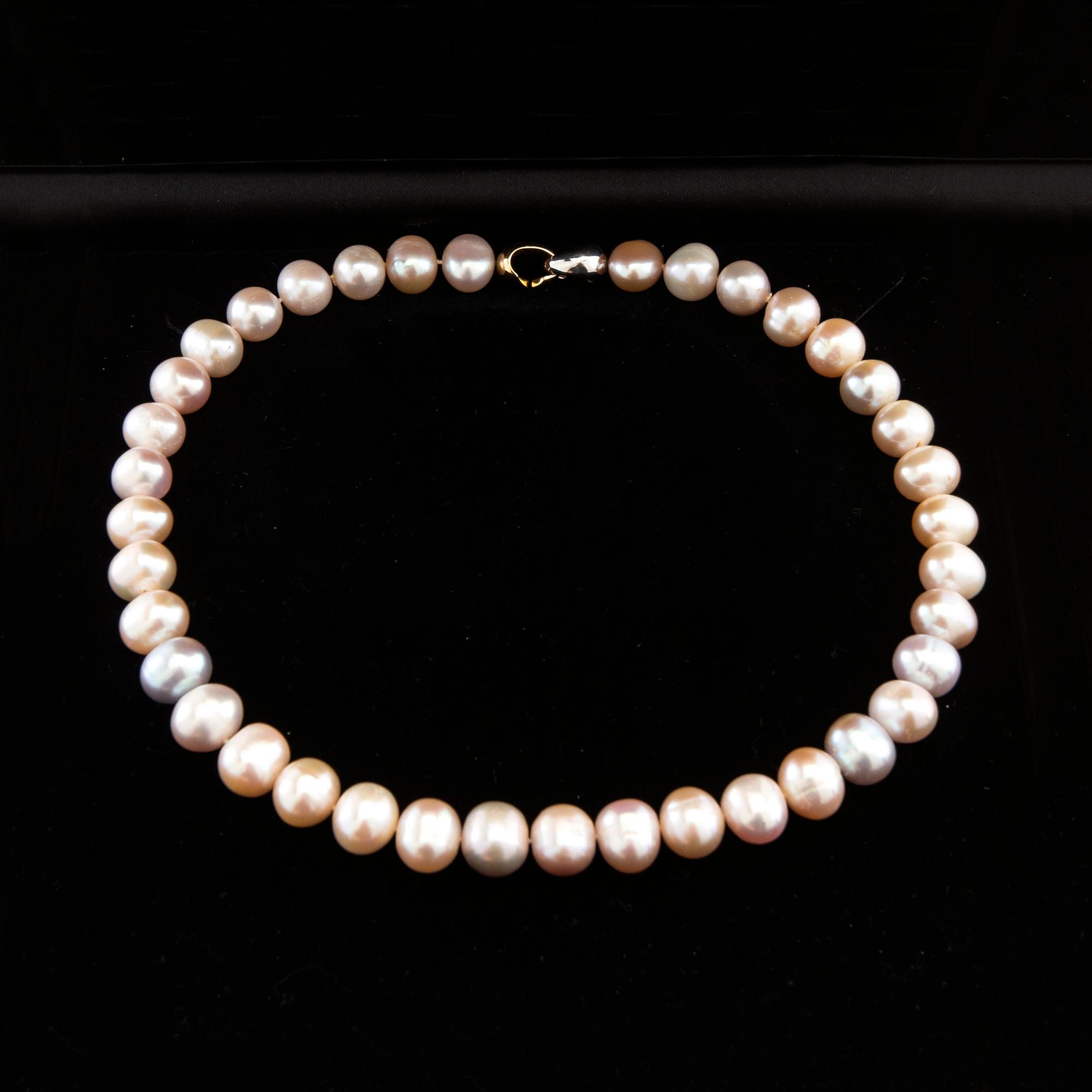 Necklace of cultured freshwater pearls with a clasp in 18K red and white gold from Georg Jensen & Wendel.
