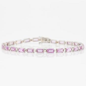 Armband 18K vitguld med rosa safirer och briljantslipade diamanter.