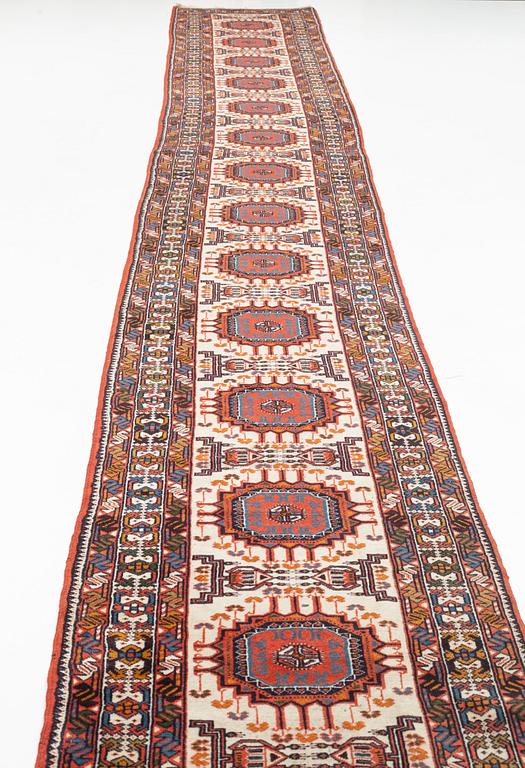 Gallerimatta, Karadja, ca 642 x 87 cm.