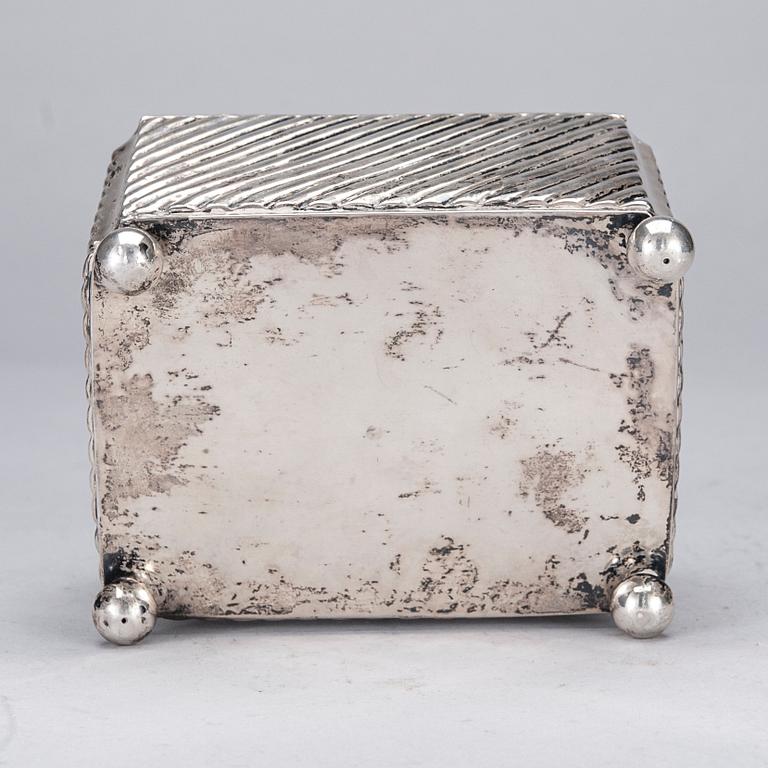 DOSA, silver, Wien, Österrike-Ungern, ca 1900. Totalvikt 326 g.