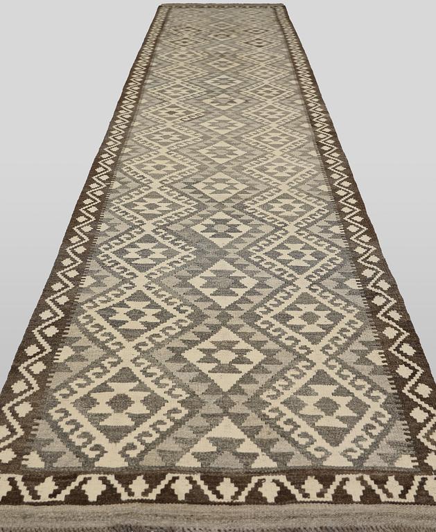 A Kilim runner, approx. 397 x 88 cm.