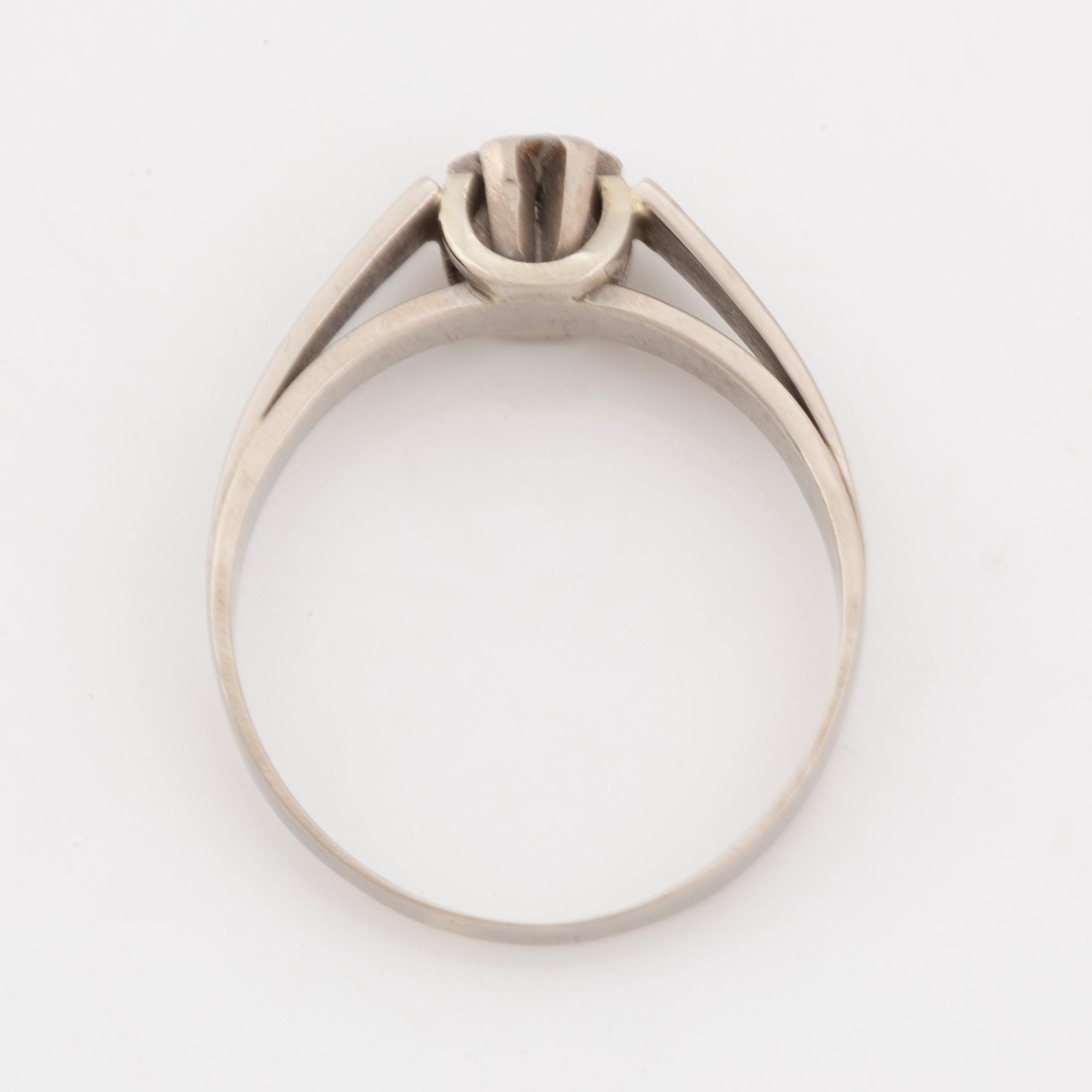 Ring, 18K vitguld med briljantslipad diamant.