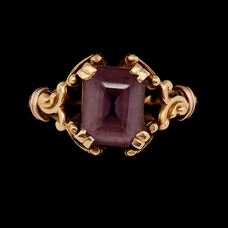 RING, 18K guld och ametist, svenska stämplar 1944. Total vikt ca 4 g.
