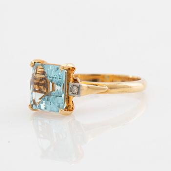 Ring, 18K gold with aquamarines and diamonds.
