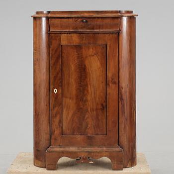 HÖRNSKÅP, Karl Johan, 1800-talets mitt.