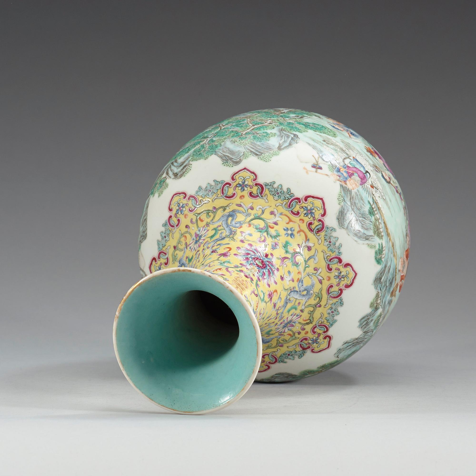 VAS, porslin. Troligen Republik, 1900-tal, med Qianlong sigillmärke.