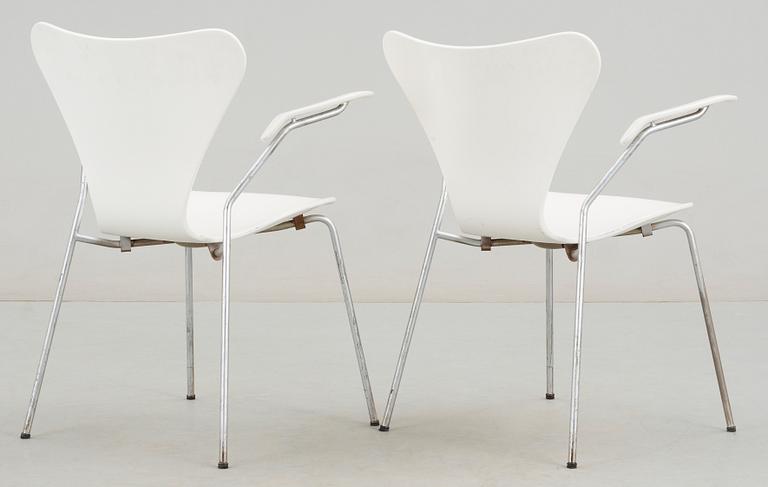 KARMSTOLAR, ett par, "Sjuan" Arne Jacobsson för Fritz Hansen, 1900-talest mitt.