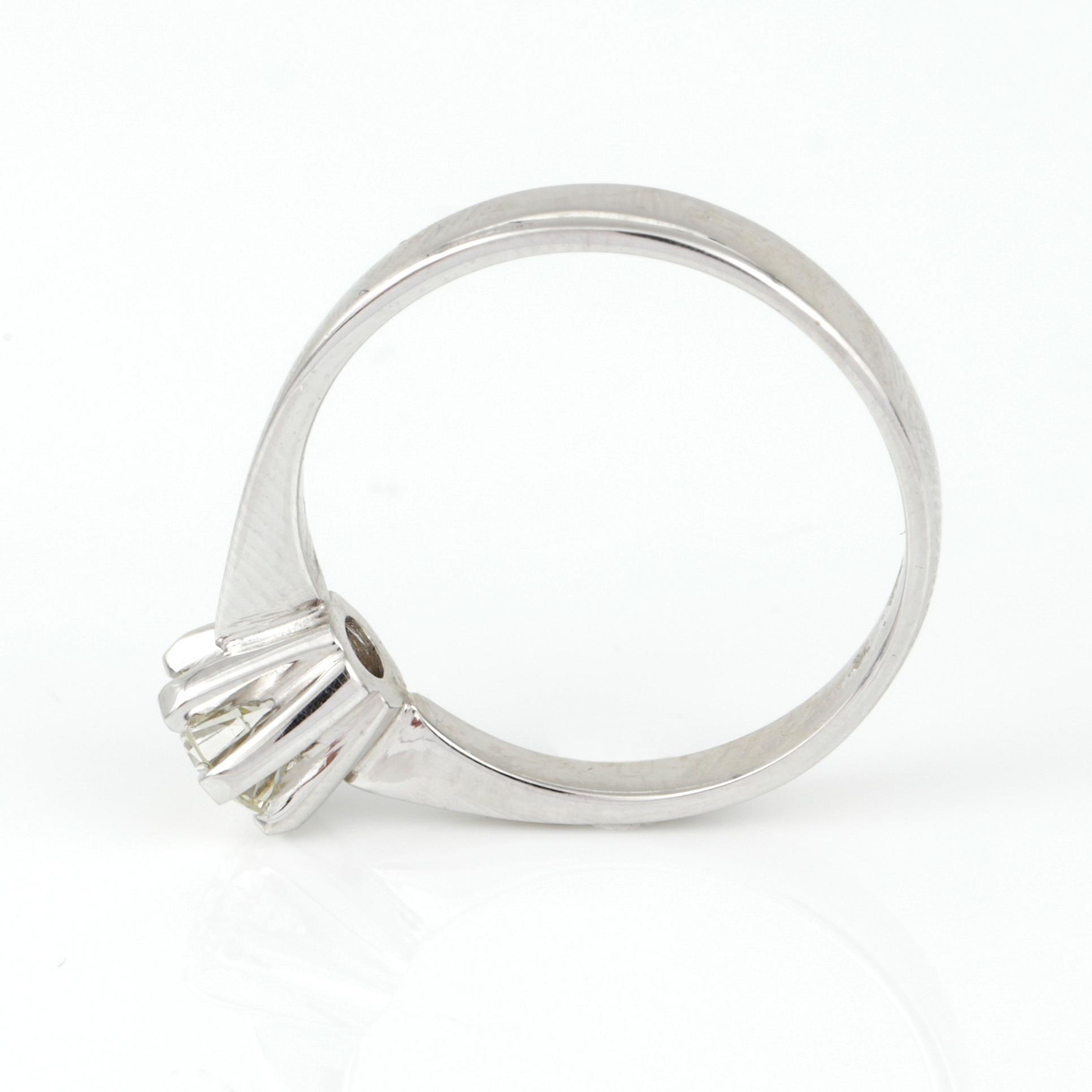 RING, 18K vitguld med briljantslipad diamant, ca 0,54 ct. Vikt 3,83 g.
