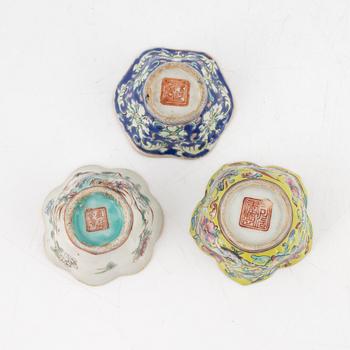 A group of three Chinese snuffbottles and three porcelain teabowls, 19th and 20th century.