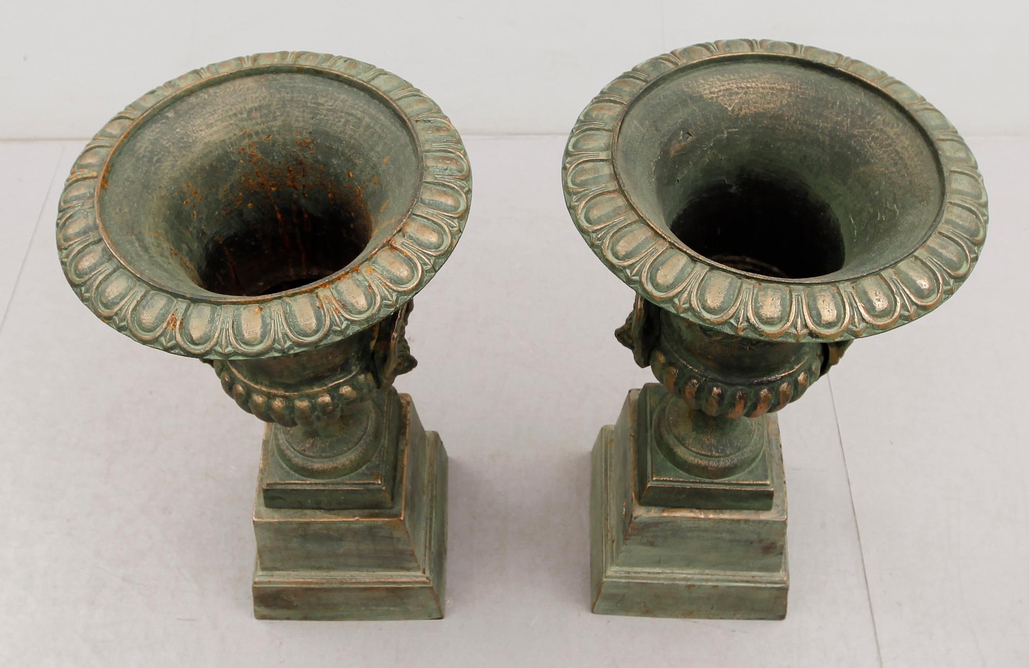 TRÄDGÅRSURNOR, 1 par, gjutjärn, 2000-tal.