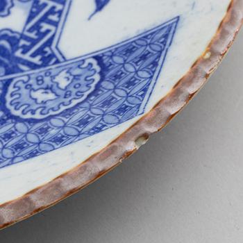 A pair of Japanes blue and white porcelain dishes, 20th century.