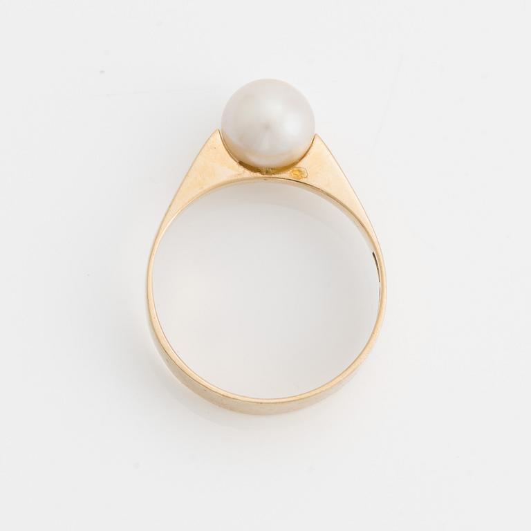 Bracelet and ring, 18K gold with cultured pearls.