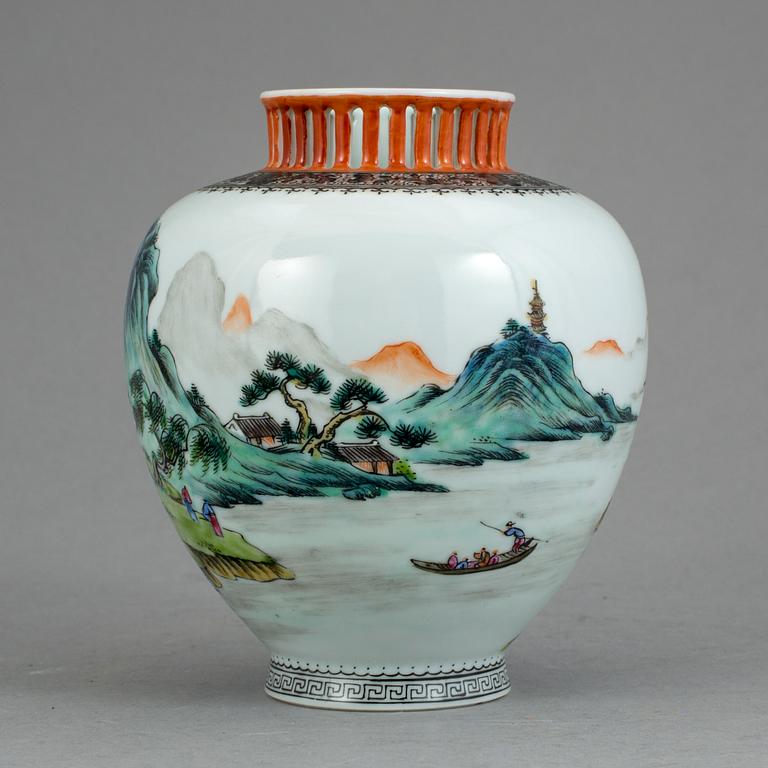 URNA, porslin, Kina, 1900-tal.