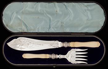 SERVERINGSBESTICK, 2 delar, silver, Sheffield 1886, England, bär finska kontrollstämplar. Tot. vikt ca 248,6 g.
