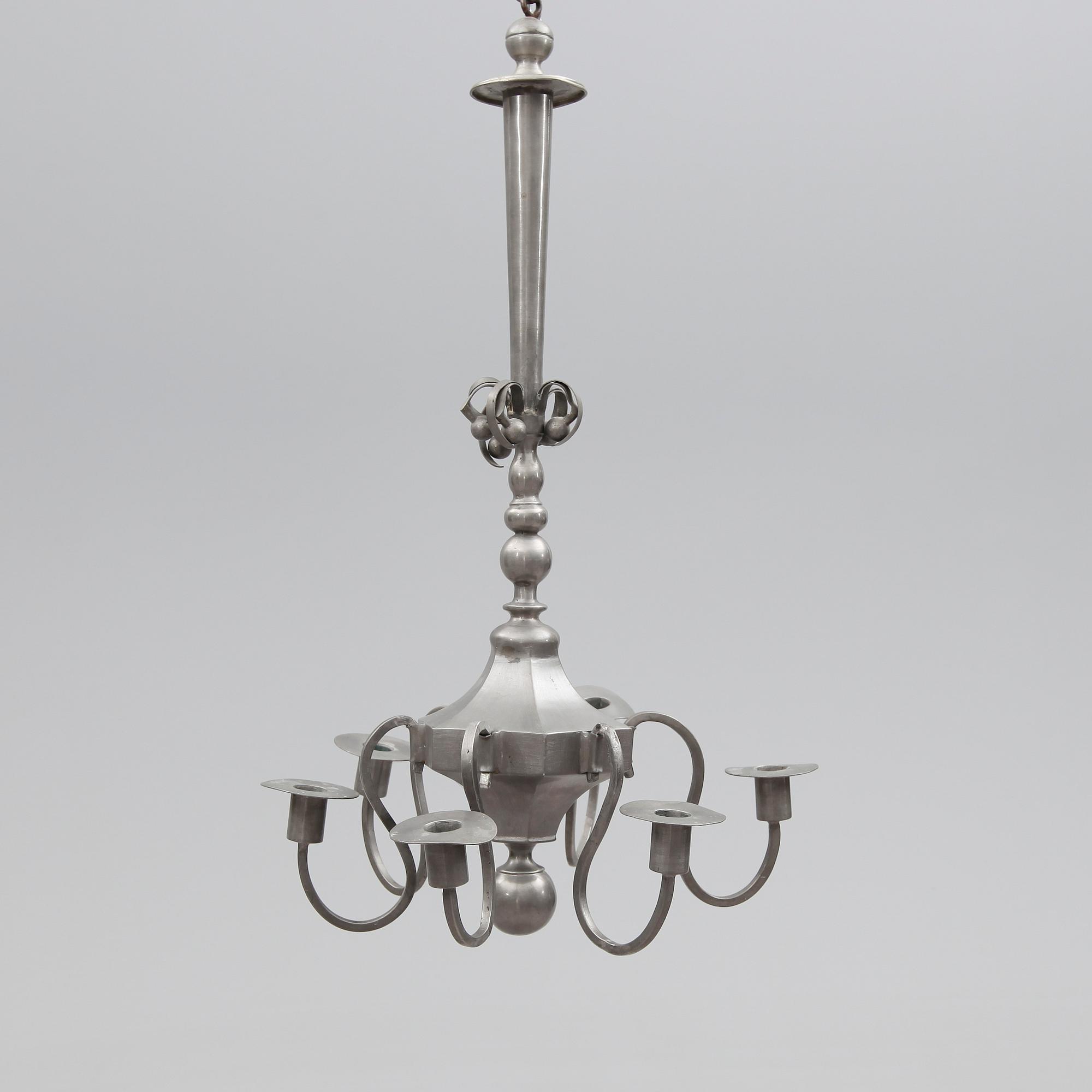 TAKLAMPA, tenn, 1900-talets första hälft. Höjd ca 62 cm.