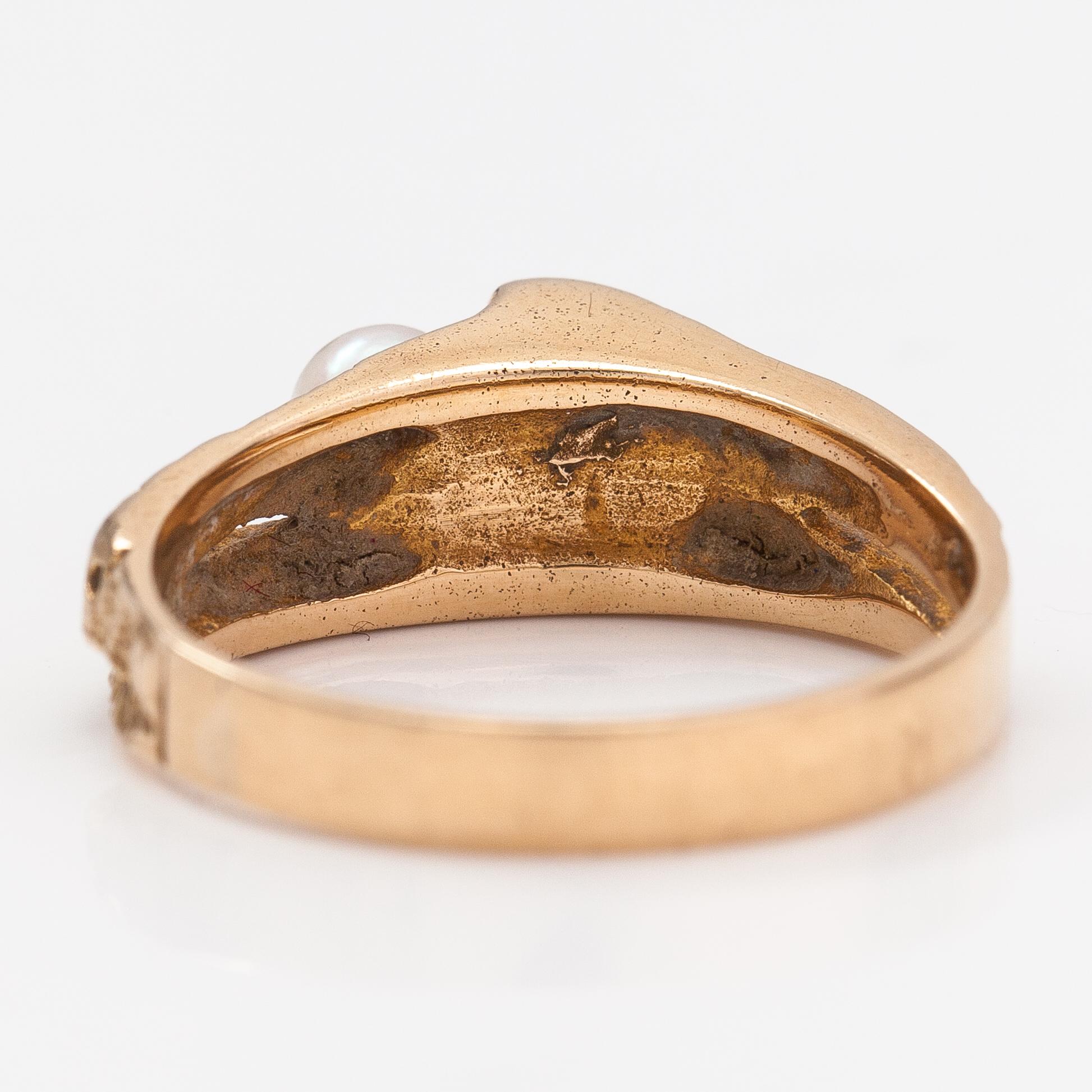 Björn Weckström, Ring "Viskning", 14K guld och odlade pärlor. Lapponia 1971.