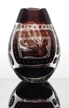 An Edvin Öhrström ariel vase, "Flickan och duvan", Orrefors 1969.