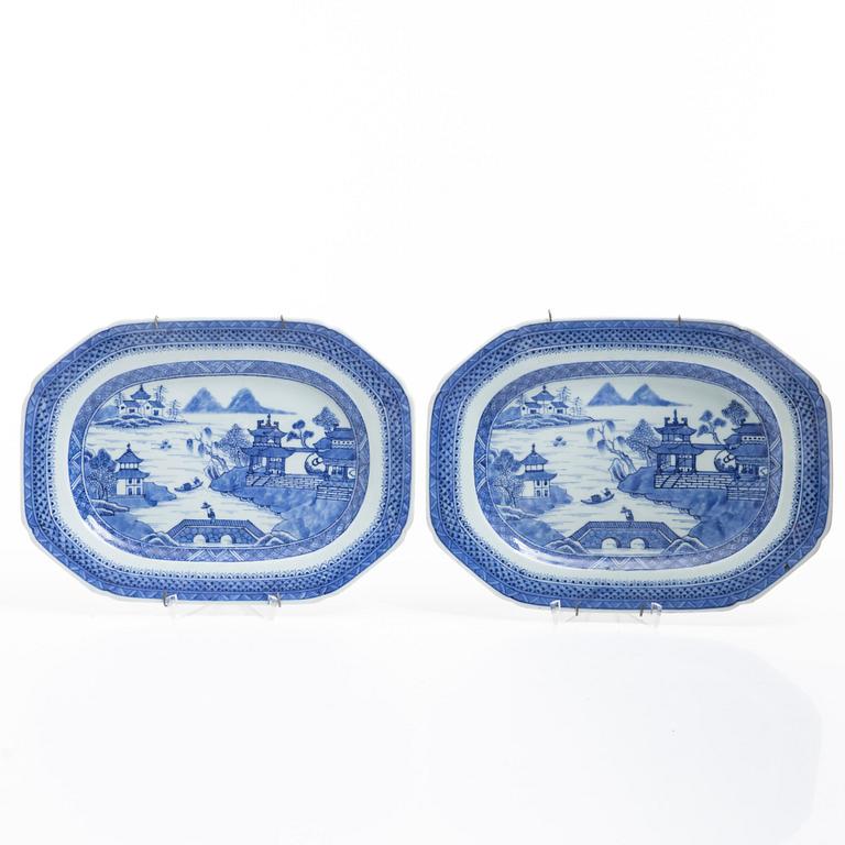 Roasting dishes, a pair, company porcelain, China, Qing dynasty, Qianlong (1736–95).