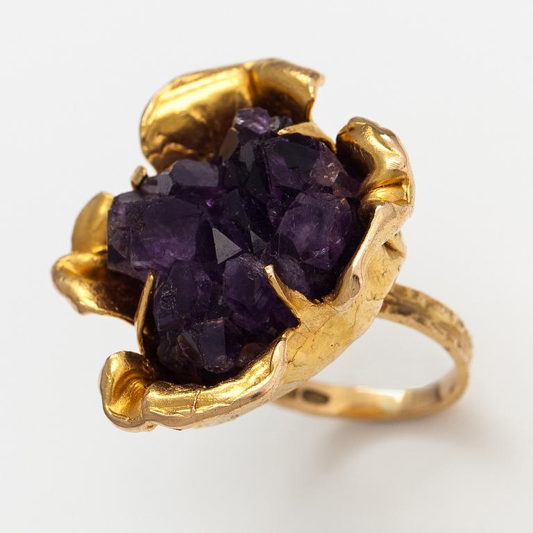 Reino Saastamoinen, An 18K gold and amethyst ring. Helsinki 1970.