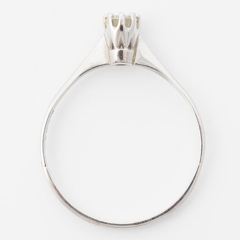 Ring with a brilliant-cut diamond.