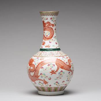 A five clawed dragon vase, Qing dynasty.