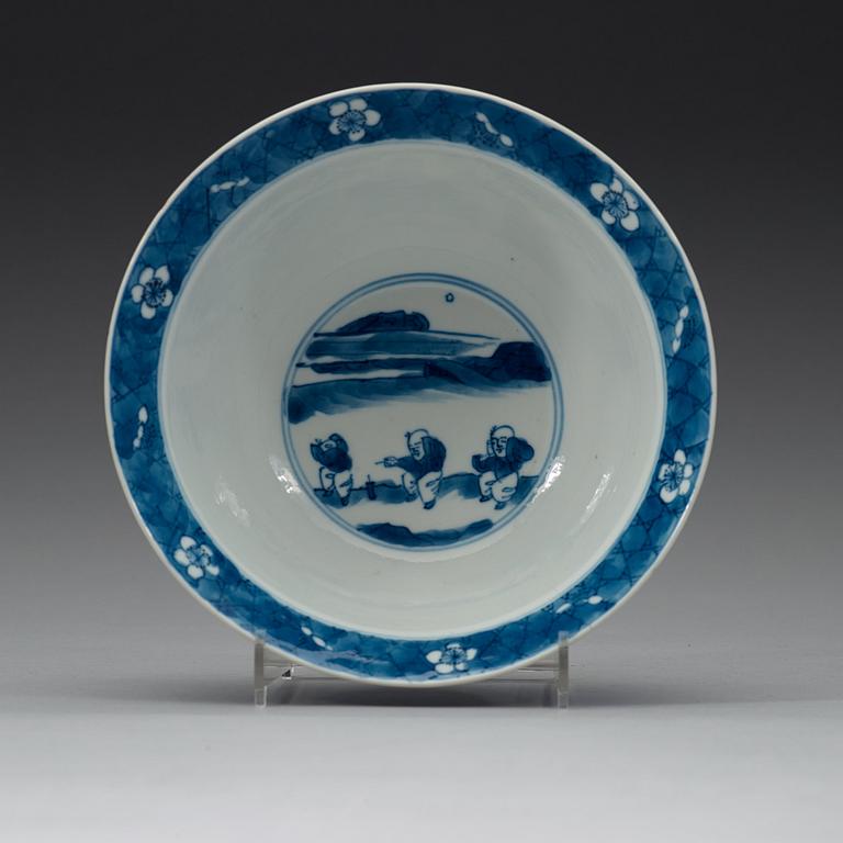 A blue and white bowl, Qing dynasty, with Kangxis six character mark and period (1662-1722).